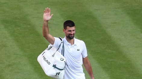 Novak Djokovic de Serbia saluda al salir de la cancha tras perder el partido de semifinales individuales masculino contra Jannik Sinner de Italia en el Campeonato de Wimbledon