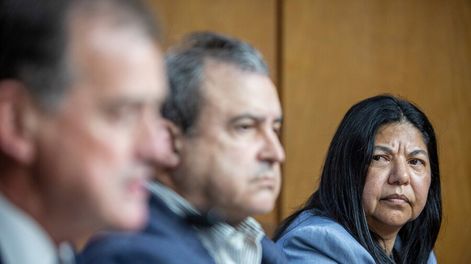 Guido Manini Ríos, Raúl Lozano y Elsa Capillera durante la conferencia tras el pedido de renuncia de Irene Moreira de Vivienda. Foto: Mauricio Zina / adhocFOTOS