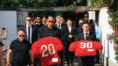 Los jugadores del Liverpool Virgil van Dijk (c) y Andrew Robertson (d) llevan ofrendas florales en el funeral del jugador de fútbol portugués Diogo Jota y su hermano Andre Silva, en Gondomar, Portugal