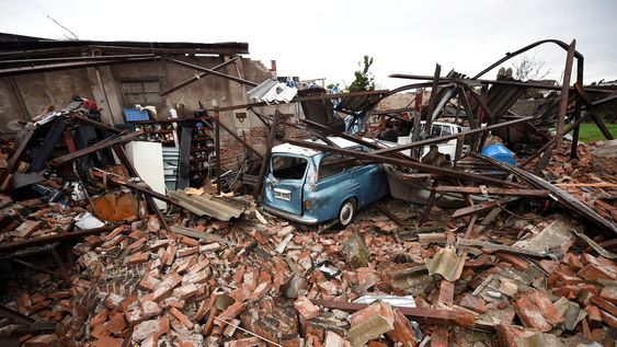 Dolores, un día después del tornado de abril de 2016.