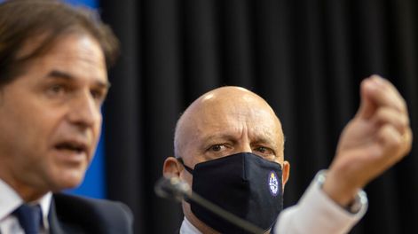 Búsqueda | Lacalle Pou junto a Rafael Radi y el equipo del grupo asesor científico honorario, en conferencia de prensa. Foto: Pablo Vignali / adhocFOTOS