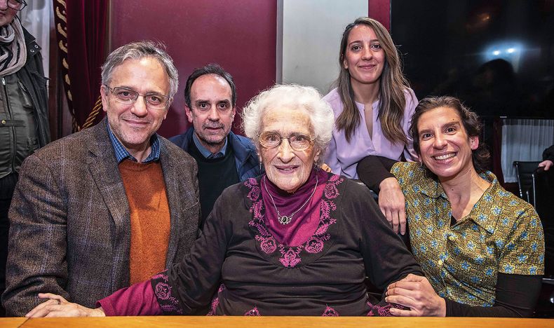 Rector de UDELAR Rodrigo Arim, decano de Facultad de Artes Fernando Miranda, egresada de la Licenciatura en danza Contemporánea Natalia Leal y docente de Historia de la danza y Metodología de la investigación en danza Lucía Naser, rodean a Hebe Rosa