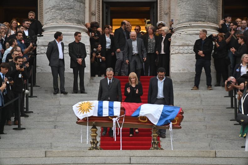 El saludo final al féretro de Mujica, acompañado por Orsi, Cosse y Sánchez
