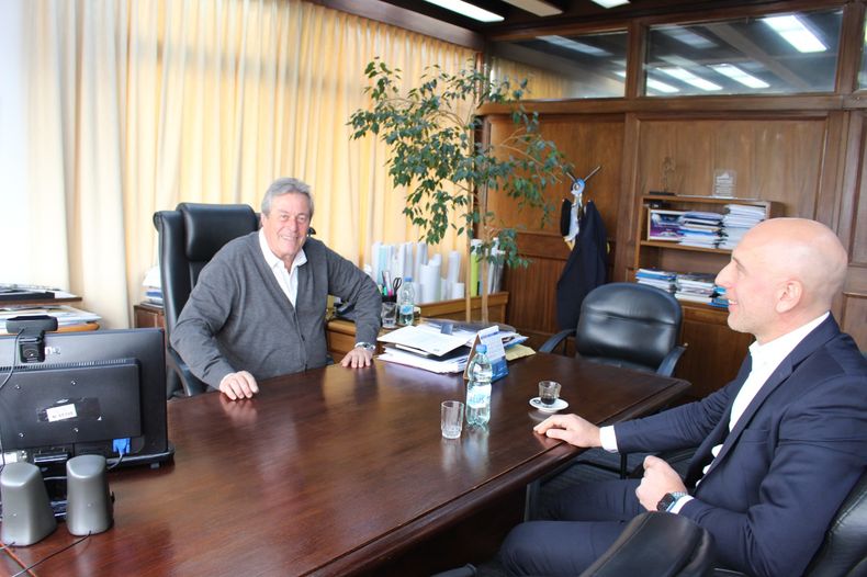 El intendente de Maldonado, Enrique Antía, junto al representante legal de Giuseppe Cipriani, Pablo Monsuárez