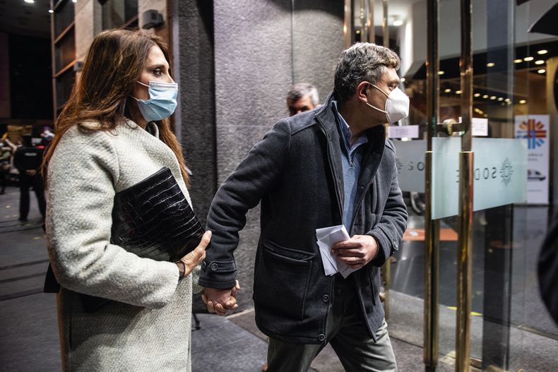 Director de la Oficina de Planeamiento y Presupuesto Isaac Alfie junto a Gabriela González