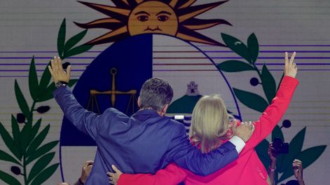 Yamandú Orsi y Carolina Cosse tras conocer los resultados del balotaje en el Hotel NH en Montevideo.
