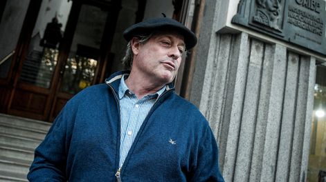 Exintendente Guillermo Besozzi en la puerta de entrada a la sede del Partido Nacional 