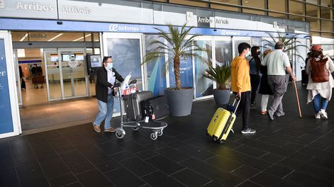 Turistas arriban al aeropuerto de Carrasco. Foto: Daniel Rodriguez / adhocFOTOS