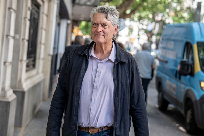 Rafael Michelini ingresando a una reunión del Secretariado del Frente Amplio