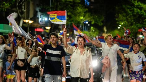 Festejos en el centro de Montevideo por la victoria de Yamandú Orsi en el balotaje