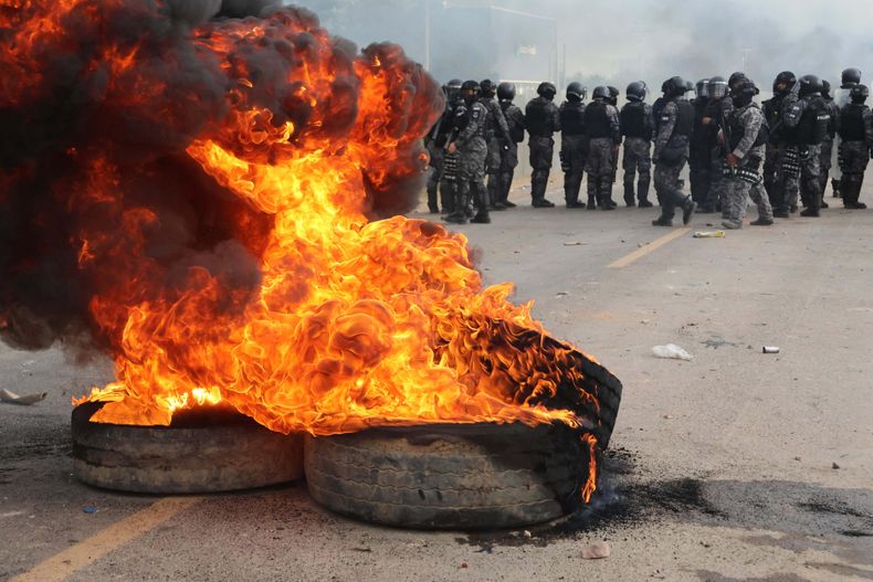 Integrantes de la Policía de Bolivia custodian una carretera durante un enfrentamiento con manifestantes el sábado 6 de junio de 2026, en San Julian (Bolivia).