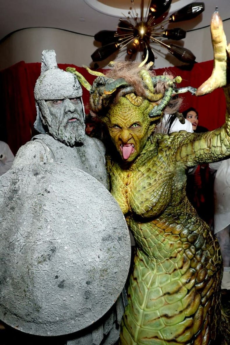 Heidi Klum posó ante las cámaras en el Hard Rock Hotel de Nueva York, acompañada de su esposo, Tom Kaulitz, quien se disfrazó de un guerrero de piedra.  