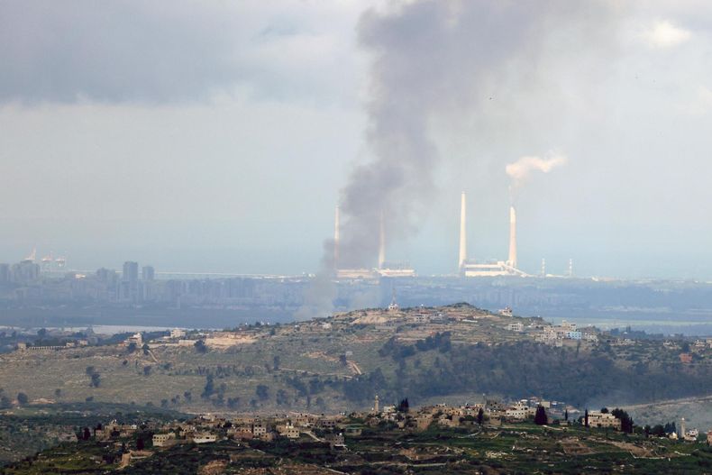 Una columna de humo se eleva tras el impacto de un proyectil en una zona entre Cisjordania y la ciudad israelí de Hadera, vista desde Nablus, en Cisjordania, el 26 de marzo de 2026. El ejército israelí informó haber detectado múltiples oleadas de misiles balísticos lanzados desde Irán hacia Israel durante la mañana.