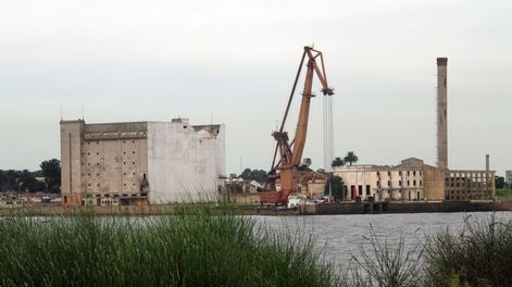 imagen de El gobierno analiza qué hacer con Gas Sayago ante propuesta de Shell de operar regasificadora orientada al consumo argentino