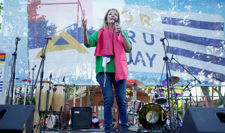 Carolina Cosse, después de que el Frente Amplio habilitara su precandidatura. Foto: Javier Calvelo, adhocFOTOS