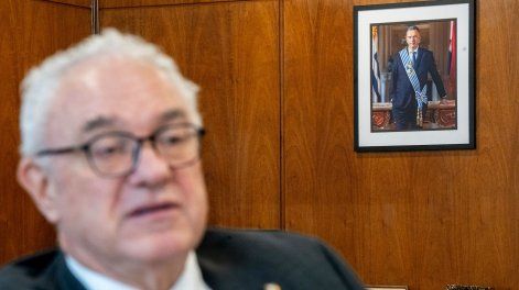 Mario Lubetkin en su despacho del Ministerio de Relaciones Exteriores en Montevideo