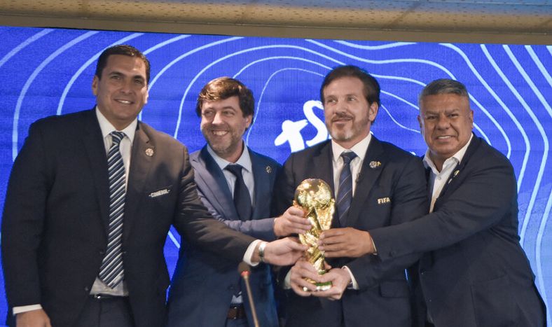 Robert Harrison, Ignacio Alonso, Alejandro Domínguez y Claudio Tapia tras anunciar la organización en Sudámerica de partidos inaugurales del Mundial 2030. AFP