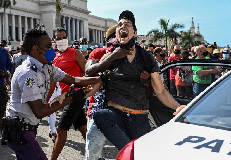 Un hombre es arrestado durante una manifestación contra el gobierno del presidente cubano Miguel Díaz-Canel en La Habana, el 11 de julio de 2021. Foto: AFP.