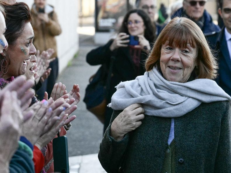 Gisèle Pelicot, acompañada de su abogado Stéphane Babonneau, es saludada por mujeres a la salida del tribunal de Aviñón el 27 de noviembre de 2024, tras los alegatos finales del juicio por violación de Mazan