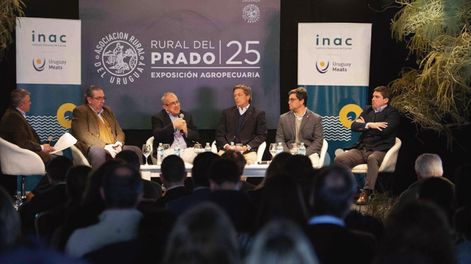 Representantes del sector productivo y de la industria frigorífica, con el presidente de INAC, Gastón Scayola, en la Rural del Prado.