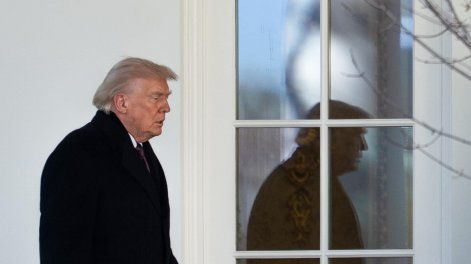 Donald Trump entra al Despacho Oval tras llegar a la Casa Blanca en helicóptero Marine One en Washington, D.C., EE. UU., el 18 de marzo de 2026.