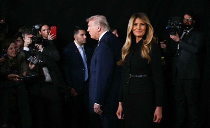 La primera dama de Estados Unidos, Melania Trump, observa mientras el presidente Donald Trump habla con periodistas durante el estreno mundial de Melania, de Amazon MGM Studios, en el Kennedy Center de Washington, D.C., el 29 de enero de 2026.