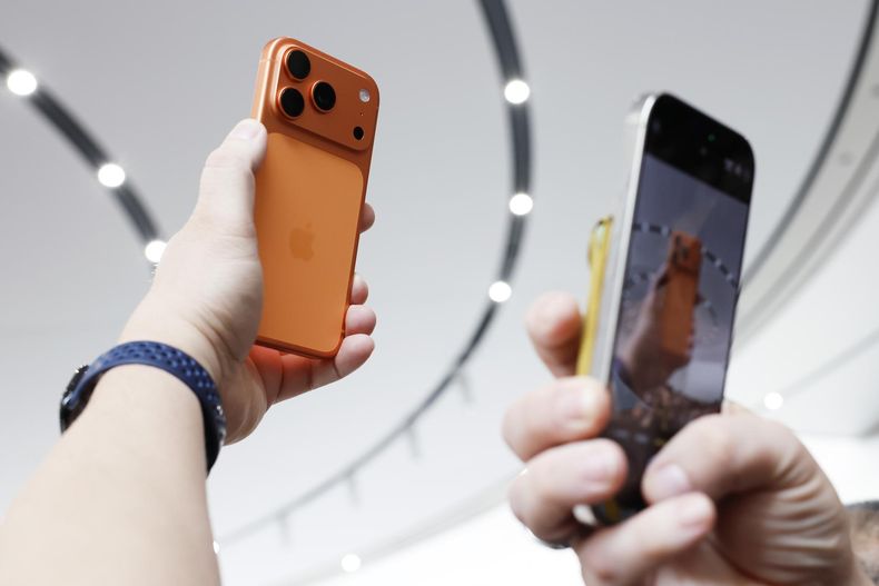 Una persona interactúa con el nuevo iPhone 17 de Apple.