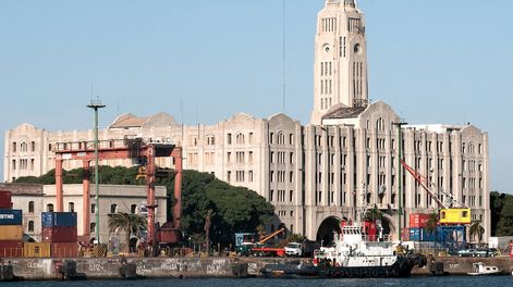 El edificio sede de Aduanas, en el Puerto de Montevideo