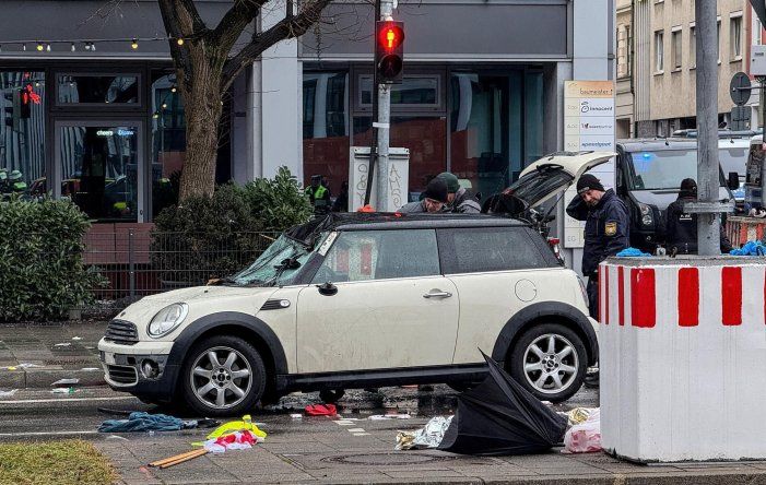 Servicios de emergencia en el lugar de los hechos después de que un coche embistiera a un grupo de personas que asistían a una manifestación del sindicato Verdi en Múnich, 13 de febrero de 2025