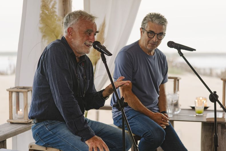 Luis Moreno Ocampo, exfiscal adjunto del caso real que retrata la película Argentina, 1985, junto a Ricardo Darín, actor que interpreta al fiscal Julio César Strassera en el filme