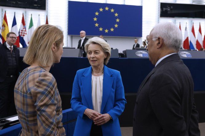La presidenta de la Comisión Europea, Ursula von der Leyen (centro), conversa con la alta representante de la Unión Europea para Asuntos Exteriores y Política de Seguridad, Kaja Kallas (izq.), y el presidente del Consejo Europeo, Antonio Costa (der.), durante la sesión plenaria del Parlamento Europeo en Estrasburgo, Francia, el 21 de enero de 2026.
