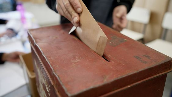 Una persona introduce su voto en una urna durante las elecciones internas