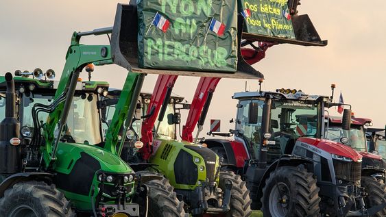 Productores agropecuarios franceses llevaron adelante varias protestas en oposición a la firma del acuerdo UE-Mercosur en los últimos días. Productores agropecuarios franceses llevaron adelante varias protestas en oposición a la firma del acuerdo UE-Mercosur en los últimos días.