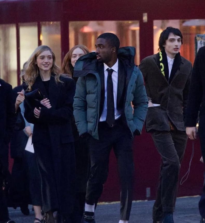 Al salir de la ceremonia por iglesia, las cámaras captaron a parte del elenco de Stranger Things, como Sadie Sink, Finn Wolfhard, Caleb McLaughlin, Natalia Dyer, Joe Keery y Gaten Matarazzo.