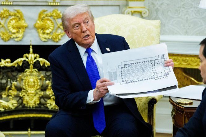 El presidente estadounidense, Donald J. Trump, sostiene una maqueta del nuevo Salón de Baile de la Casa Blanca