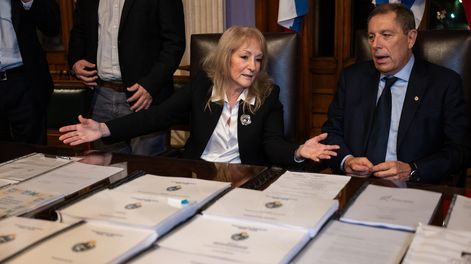 Carolina Cosse y Gabriel Oddone, con el proyecto de ley del Presupuesto Nacional y los documentos complementarios, en el Salón de Eventos Especiales del Palacio Legislativo.