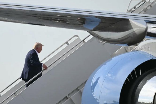 El presidente de Estados Unidos Donald Trump sube al Air Force One para su viaje al Medio Oriente