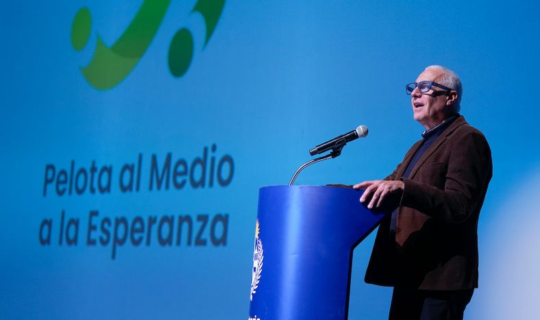Ministro del Interior, Carlos Negro, durante el acto de conmemoración de los 15 años de Pelota al Medio a la Esperanza.