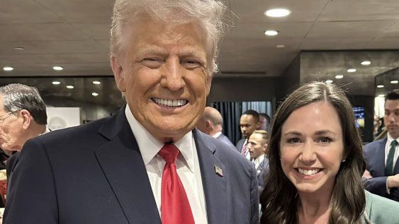 Donald Trump posa junto a Katie Britt, quien liderará la comitiva estadounidense en la asunción de Yamandú Orsi. Donald Trump posa junto a Katie Britt, quien liderará la comitiva estadounidense en la asunción de Yamandú Orsi.