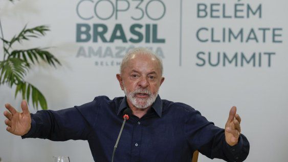 El presidente de Brasil, Luiz Inácio Lula da Silva, habla en una entrevista con periodistas de agencias de noticias internacionales este martes, en la Base Naval de Belém (Brasil).