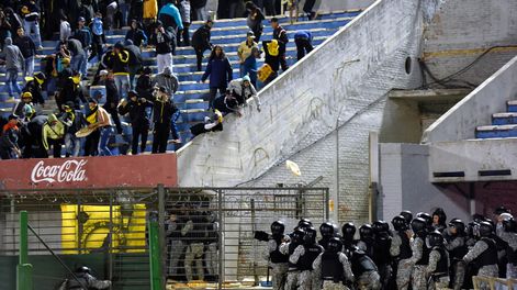 Incidentes entre hinchas y Policía en el Estadio Centenario. Foto: Nicolás Rodriguez / adhocFOTOS