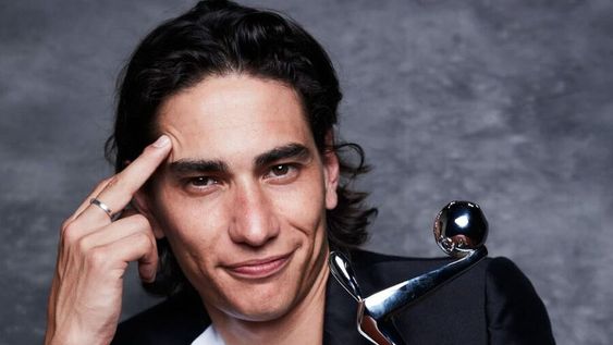 El actor uruguayo Enzo Vogrincic posa junto a su premio Platino. Foto: M. A. Waisman/Premios Platino El actor uruguayo Enzo Vogrincic posa junto a su premio Platino. Foto: M. A. Waisman/Premios Platino