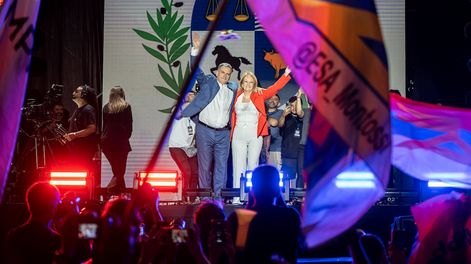 Yamandú Orsi y Carolina Cosse tras ganar el balotaje