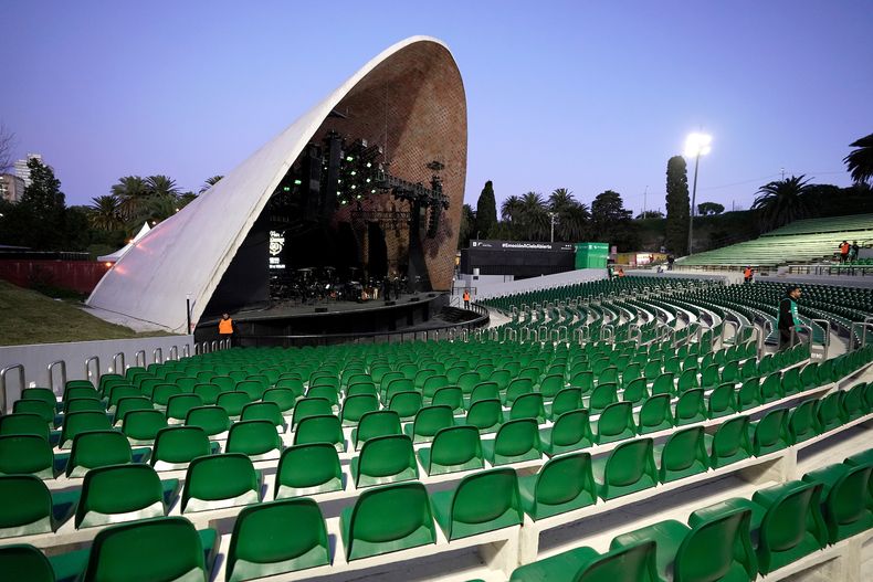 Nuevas butacas durante el acto de reapertura del Teatro de Verano en Montevideo