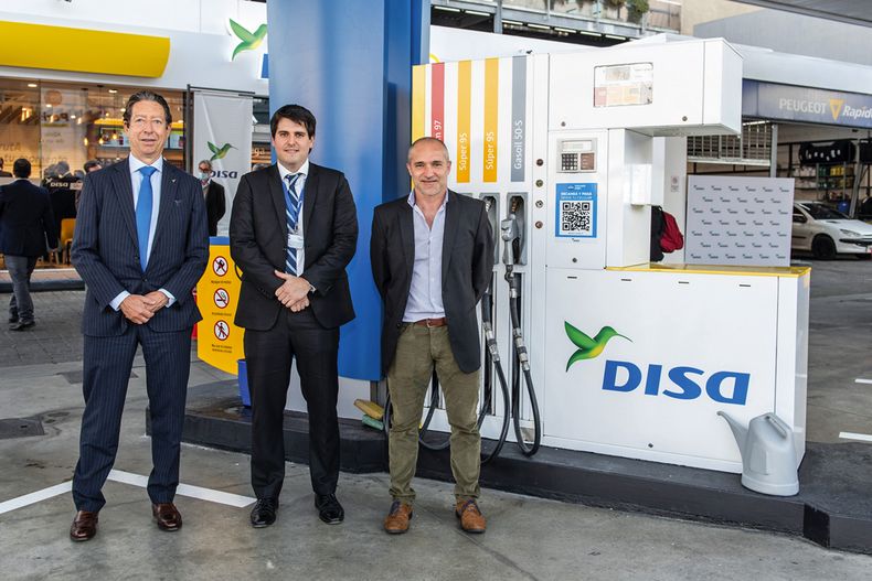 Director de retail de Grupo DISA Bernabé Rodríguez Pastrana, coordinador jurídico DISA Uruguay Santiago Batista y coordinador de Red Propia DISA Uruguay Osmar Muñoz