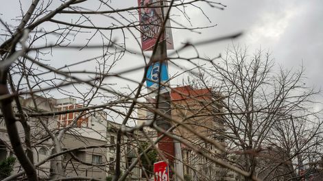 Publicidad electoral en una columna en Avenida Bulevar España, Montevideo.