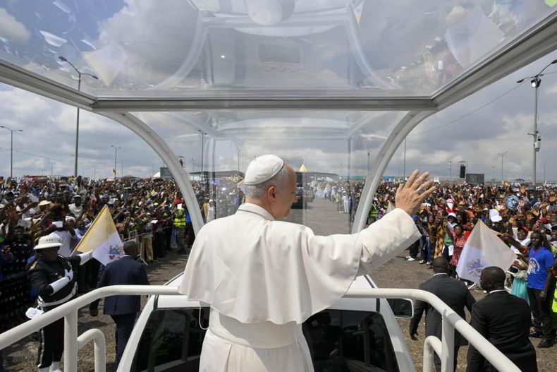 Una fotografía facilitada por Vatican Media muestra al Papa León XIV durante la Santa Misa en el Estadio Japoma de Douala, Camerún, el 17 de abril de 2026. El Papa León XIV se encuentra en un viaje apostólico a Camerún.