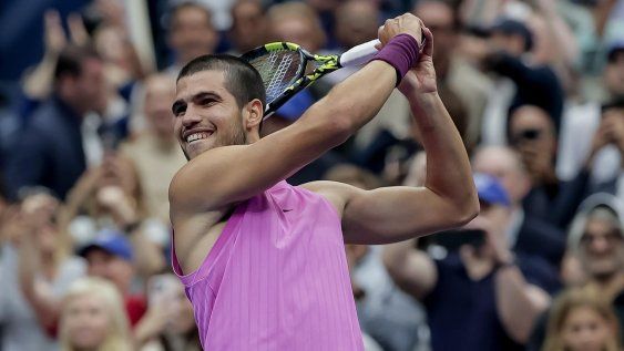 Carlos Alcaraz celebra tras ganar a Jannik Sinner en la final individual masculina del Abierto de Estados Unidos.
