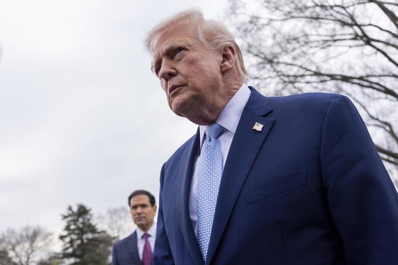 Donald Trump, junto al secretario de Estado Marco Rubio, responde a una pregunta de los medios de comunicación mientras se dirige a abordar el helicóptero presidencial Marine One en el jardín sur de la Casa Blanca.