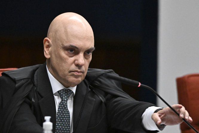 El magistrado de la Suprema Corte de Brasil, Alexandre de Moraes, asiste al juicio por intento de golpe de Estado del expresidente de Brasil Jair Bolsonaro este martes, en el Supremo Tribunal Federal en Brasilia (Brasil)